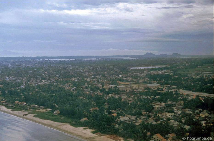 Đà Nẵng năm 1992 nhìn từ cửa sổ máy bay. Thời điểm này, toàn thành phố không có bóng dáng của bất kỳ một tòa nhà cao tầng nào. Ảnh: Hans-Peter Grumpe / Hpgrumpe.de.
