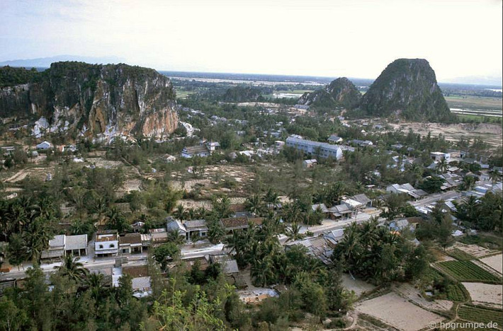 Khu vực Ngũ Hành Sơn năm 1991, nhà cửa vẫn còn rất thưa thớt. Vào năm này, việc khai thác đá ở Ngũ Hành Sơn bắt đầu bị cấm.