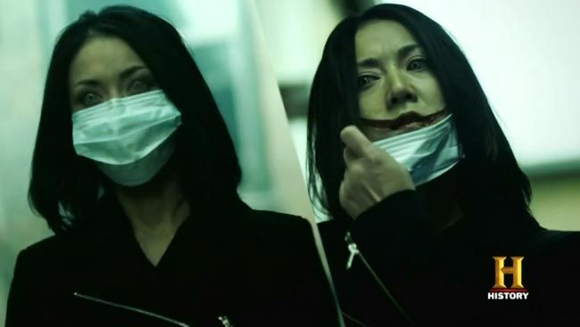 Vi lịch sự, người được hỏi thường sẽ trả lời là có. Khi đó, Kuchisake Onna sẽ nhẹ nhàng kéo chiếc khẩu trang của mình xuống, để lộ khuôn mặt kinh hoàng, và hỏi tiếp với giọng như van nài nỉ dễ thương: “Kể cả là như thế này sao?”.