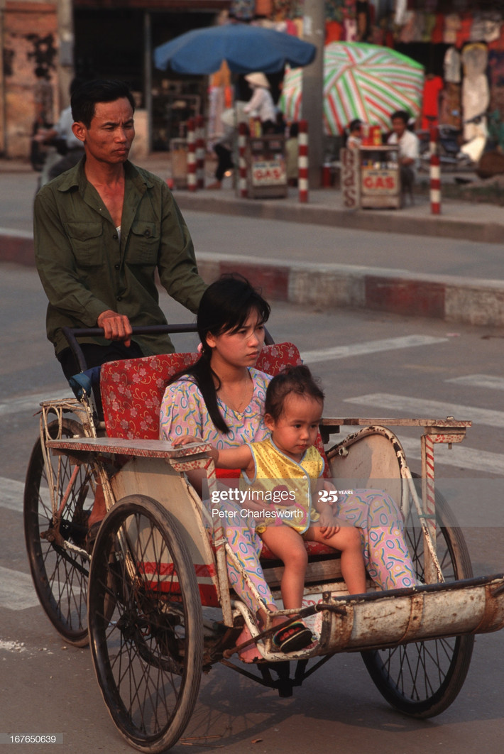 Hai mẹ con trên chiếc xích lô ở trung tâm Sài Gòn.