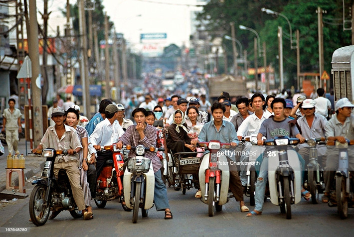 Những chiếc xe Honda chờ đèn xanh tại một ngã tư.
