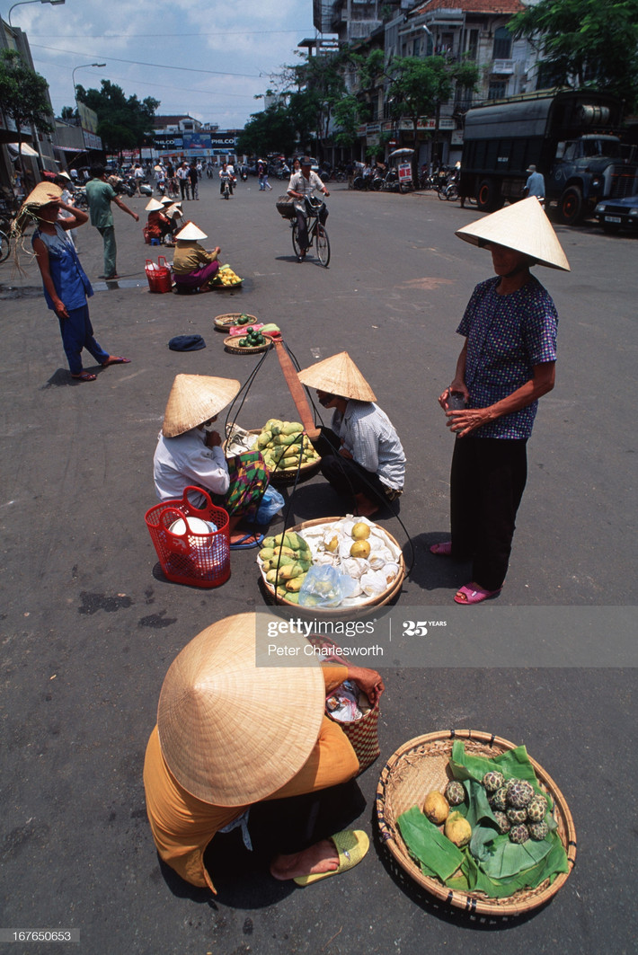 Các loại hoa quả được bày bán ngay giữa lòng đường.