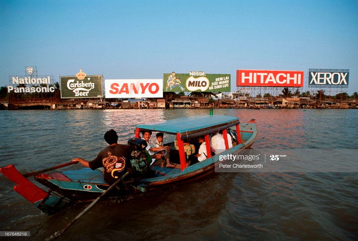 Một chuyến đò đưa khách từ bến Bạch Đằng sang bán đảo Thủ Thiêm.