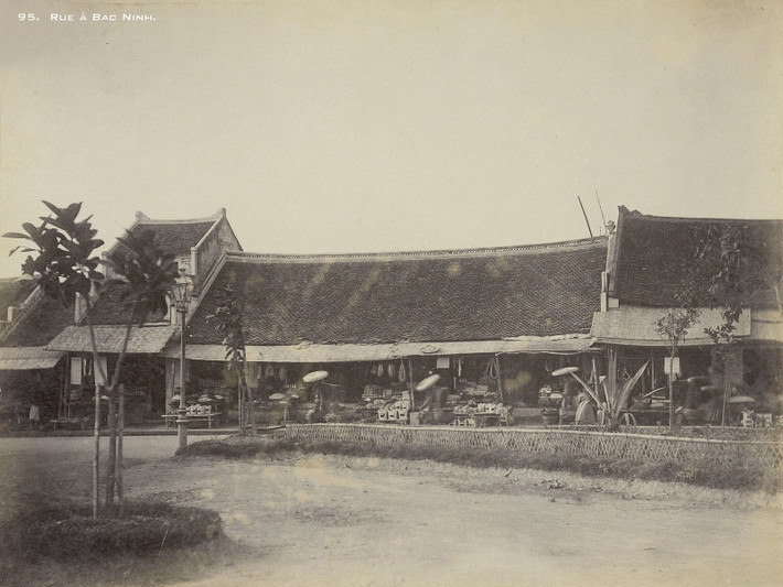 Một phố buôn bán ở Bắc Ninh năm 1899. Ảnh: Bunum.univ-cotedazur.fr.