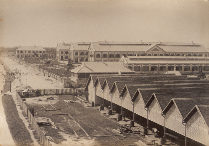 Bệnh viện Lanessan, nay là Bệnh viện Trung ương Quân đội 108. Dãy nhà kho tiền cảnh vẫn còn lại một số gian cho đến năm 2001, sau đó thì bị phá dỡ.