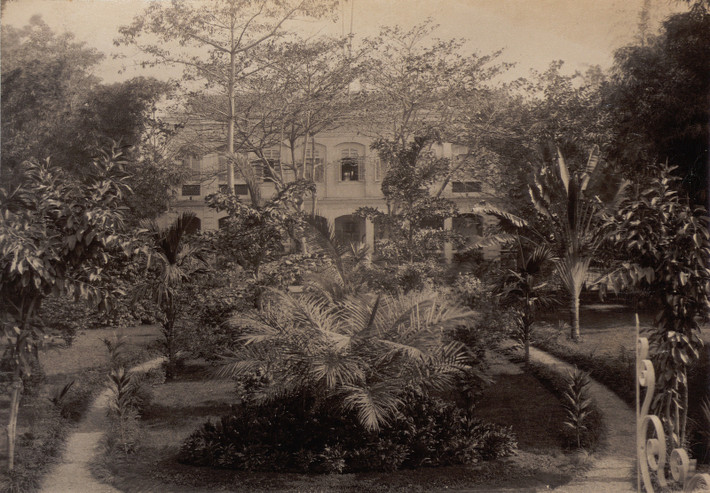 Trong khuôn viên Dinh Toàn quyền Đông Dương cũ.