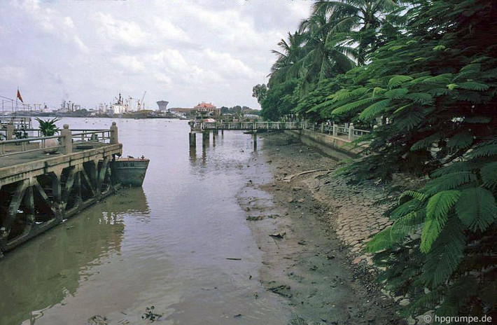 Từ bến Bạch Đằng nhìn về quận 4.