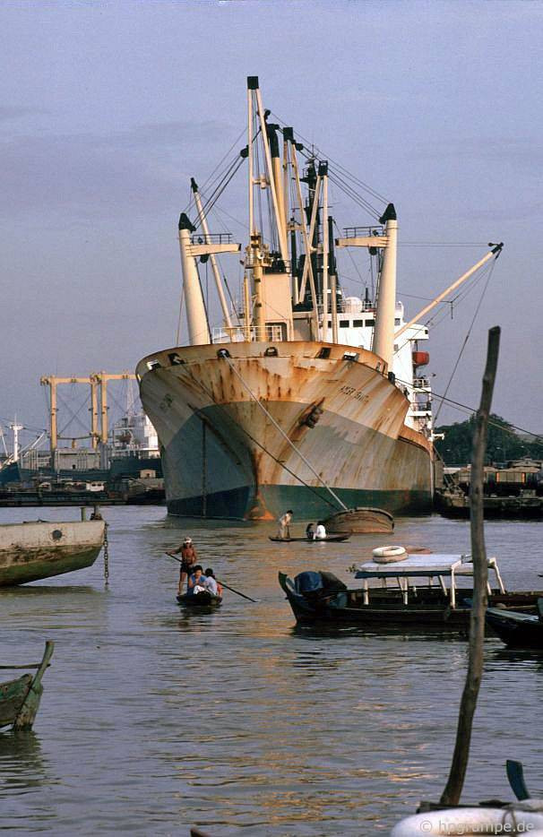Những người lái đò mưu sinh bên con tàu khổng lồ.