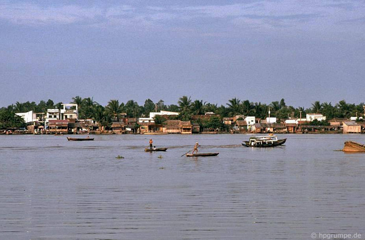 Bán đảo Thủ Thiêm nhìn từ bến Bạch Đằng.