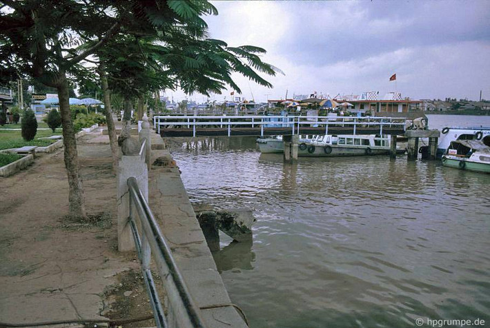 Một góc bến Bạch Đằng ở Sài Gòn năm 1991. Ảnh: Hans-Peter Grumpe / Hpgrumpe.de.