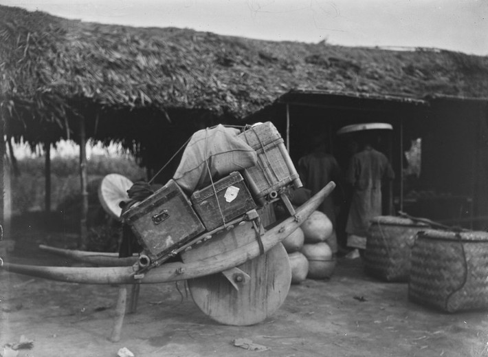 Một chiếc xe rùa chất đầy rương, hòm ở Hà Nội năm 1896.