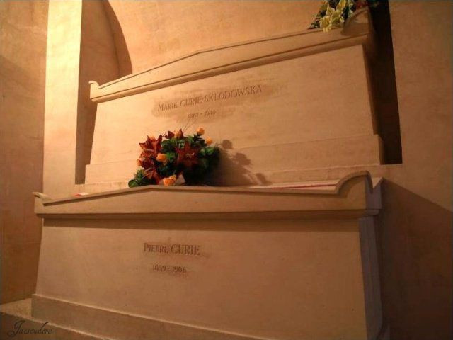 Marie Curie qua đời ngày 4/7/1934 tại một nhà điều dưỡng ở Sancellemoz (Haute-Savoie, miền đông nước Pháp). Năm 1995, tro xương của bà được đưa vào điện Panthéon, và bà trở thành người phụ nữ đầu tiên được an nghỉ tại đây vì cống hiến của mình.