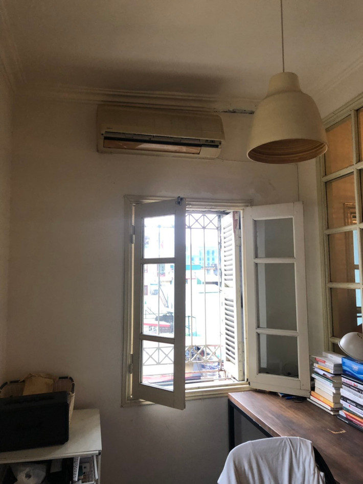 Căn hộ được bố trí ở vị trí tầng áp mái có 3 mặt thoáng nhưng do thời gian sử dụng đã lâu, trải qua nhiều đời chủ, khiến ngôi nhà xuống cấp nghiêm trọng.