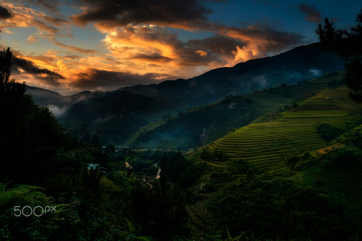 Hoàng hôn trên núi đồi và những thửa ruộng bậc thang. Ảnh: Nutkamol Komolvanich / 500px.com.