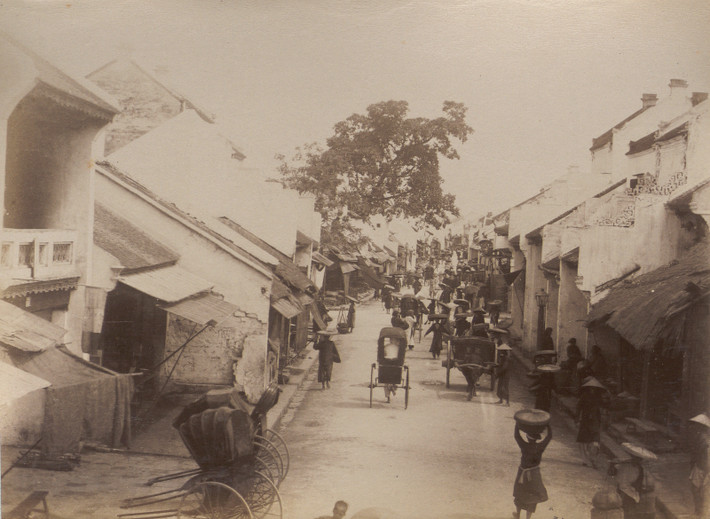 Trên phố Coton (phố Hàng Bông) ở Hà Nội.