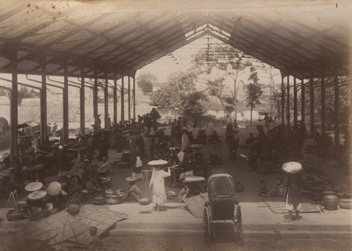 Một khu chợ ở Hà Nội.