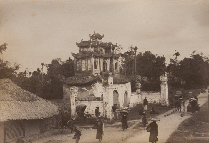 Cổng tam quan bề thế của một ngôi chùa ở Hà Nội thập niên 1890. Ảnh: Bunum.univ-cotedazur.fr.