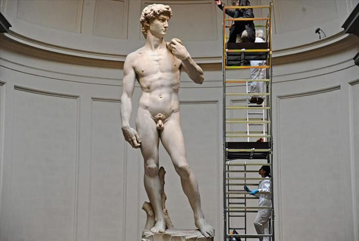 Tương truyền, Michelangelo rất hiếm khi tắm. Không những thế, ông còn rất lười thay quần áo và tất, và có thể để nguyên chúng trên người hàng tháng trời cho đến khi chúng rách rưới, đổi màu và bốc mùi khó chịu.