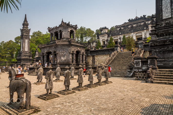Trên sân chầu Bái Đình của lăng Khải Định. Ảnh: Paulo Miguel Costa / 500px.com.