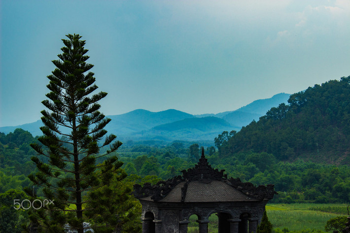 Khung cảnh núi non xứ Huế nhìn từ lăng vua Khải Định. Ảnh: Didier Fourtain / 500px.com.