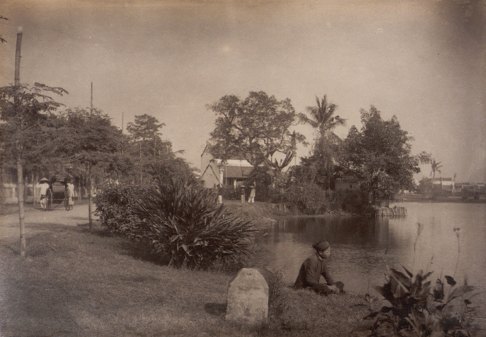 Một góc bờ hồ Hoàn Kiếm, Hà Nội thập niên 1890. Ảnh: Bunum.univ-cotedazur.fr.