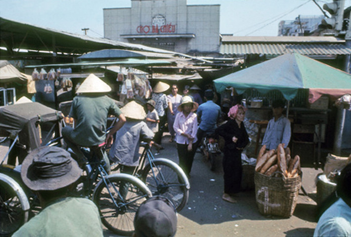Cảnh buôn bán nhộn nhịp phía trước chợ, 1971. Ảnh: Richard H. MacKinnon Collection.