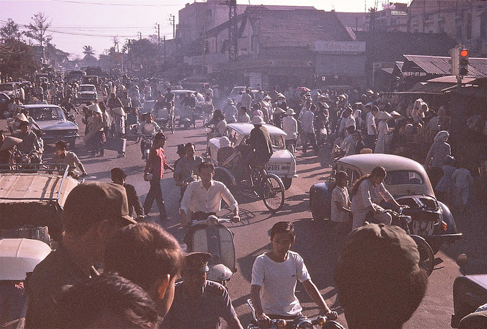 Công trường Hồng Bàng phía trước chợ Bà Chiểu giờ cao điểm, 1971. Ảnh: Larry Steve Crain.