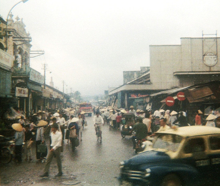 Đường Bùi Hữu Nghĩa nhìn từ phía trước chợ, 1969. Ảnh: Eckhard Clausen.