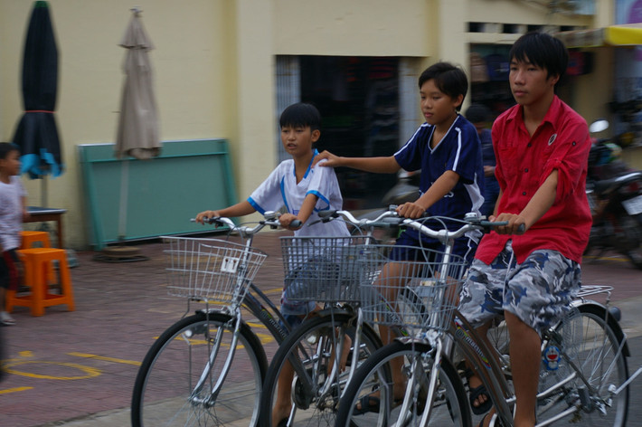 Trẻ em trên đường phố Côn Đảo. Ảnh: Curious Wendy / 500px.com.