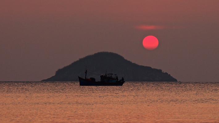 Ánh tà dương nhuộm hồng biển. Ảnh: Stephen Cunningsworth / 500px.com.