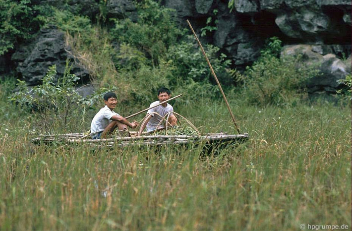 Nụ cười thân thiện của các ngư dân gặp dọc đường.