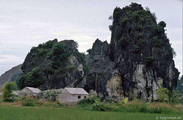 Những khối núi đá vôi kỳ vĩ là cảnh tượng đặc trưng ở nơi đây.