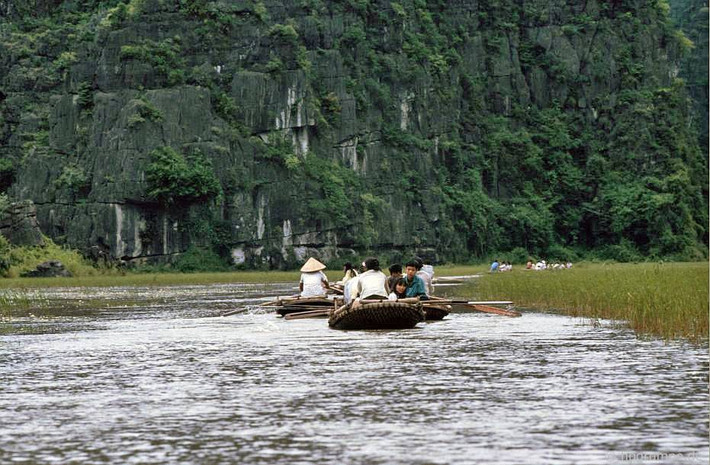Những con đò chở khách khám phá danh thắng của Ninh Bình.