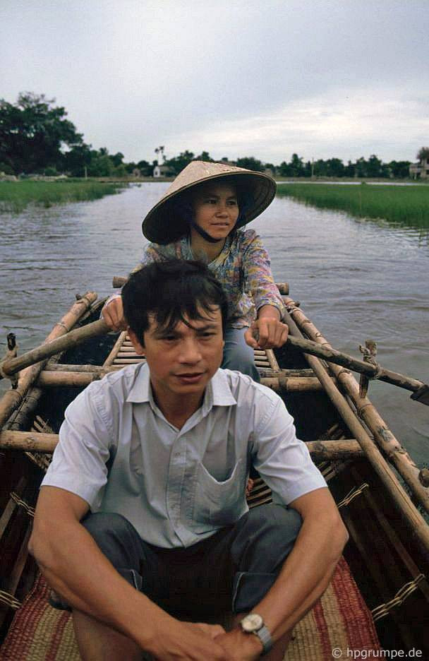 Người lái đó và hướng dẫn viên du lịch trên chuyến đò khám phá Tam Cốc - Bích Động.