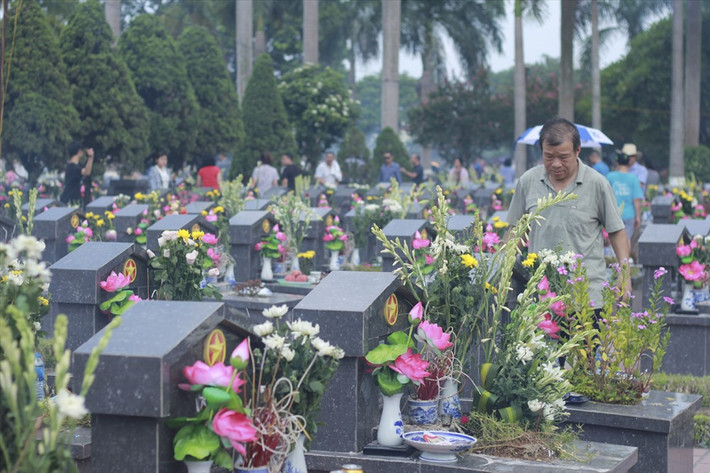 Sáng 27.7, ghi nhận của PV Lao Động tại Nghĩa trang liệt sĩ Nhổn (Hà Nội) đã có hàng trăm người dân xa gần từ khắp nơi tới dâng hương, dâng hoa tưởng nhớ, tri ân các anh hùng liệt sĩ.