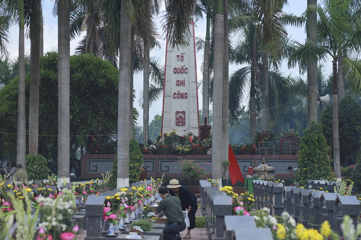 Nghĩa trang Liệt sĩ Nhổn có trên 2000 ngôi mộ Liệt sĩ đã hy sinh trong cả bốn thời kỳ: kháng chiến chống Pháp, kháng chiến chống Mỹ, chiến tranh biên giới phía Bắc và thời bình. Đây cũng là nơi an nghỉ của nhiều Bà mẹ Việt Nam Anh hùng.