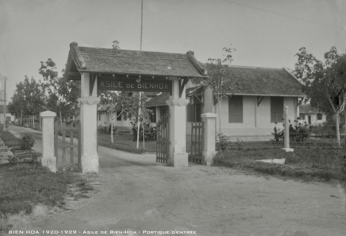 Cổng nhà thương điên.