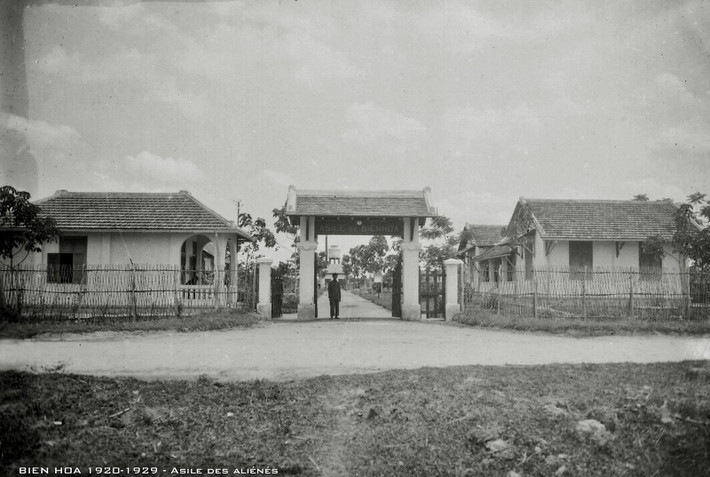 Mặt trước của nhà thương điên Biên Hòa thập niên 1920. Con đường chạy qua nhà thương điên là đường Cái Quan, nay là Quốc lộ 1.