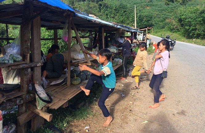 "Chợ 10 nghìn" được người dân xã Đắk Trăm dựng lên bằng tre, tôn. Chợ đã hoạt động hơn 5 năm. Những du khách đi ngang qua đây đều thấy ấm lòng từ những ánh mắt hồn nhiên của các em nhỏ và sự chân chất chỉ có ở người dân vùng cao này