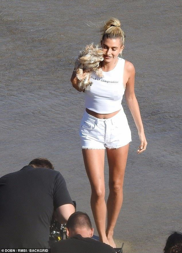 Hailey Baldwin tạo dáng nóng bỏng trên bãi biển. Người đẹp luôn được đánh giá cao về nhan sắc và gu thời trang ấn tượng. Năm 2017, cô từng lọt top những phụ nữ quyến rũ nhất hành tinh do tạp chí Maxim bình chọn.
