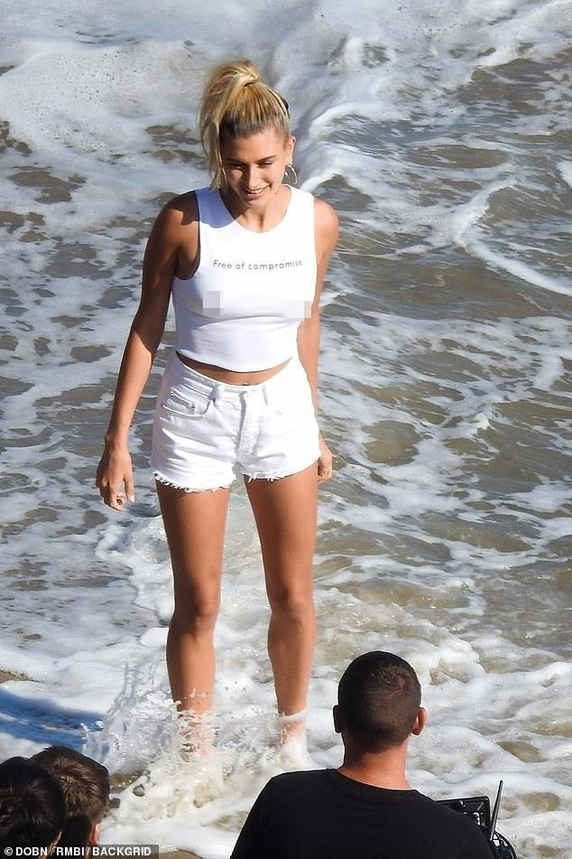 Baldwin và ông xã Justin Bieber thường xuyên thể hiện tình cảm ở chốn công cộng và dành những lời có cánh cho nhau trên mạng xã hội. Trong dịp kỷ niệm một năm ngày đính hôn, chân dài 22 tuổi chia sẻ: “Một năm trước, em đã nói đồng ý trở thành người vợ tốt nhất của anh và ngày hôm nay, em cảm thấy rằng mình chưa bao giờ yêu anh nhiều hơn thế. Cuộc sống sẽ tuyệt vời hơn mỗi ngày vì có anh, trái tim em thuộc về anh mãi mãi".