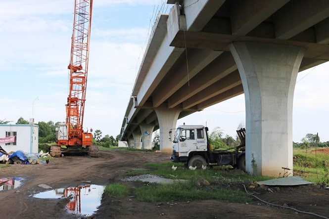 Sáng 27/7, PV Tiền Phong có mặt tại khu vực công trường thi công dự án cao tốc Trung Lương - Mỹ Thuận ở điểm đầu của dự án thuộc huyện Châu Thành, tỉnh Tiền Giang, nơi tiếp nối cao tốc TP.HCM - Trung Lương.