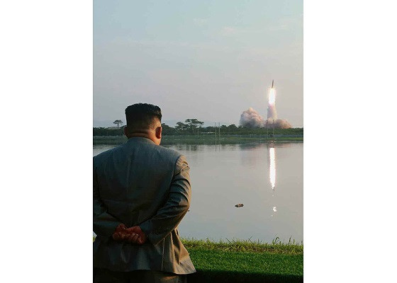 Hãng thông tấn trung ương Triều Tiên KCNA hôm nay, 26/7, đưa tin Bình Nhưỡng vừa phóng loại vũ khí dẫn đường chiến thuật mới dưới sự giám sát của nhà lãnh đạo Kim Jong-un.