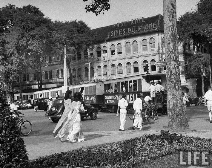 Tàu điện chạy trên đường Catinat (nay là đường Đồng Khởi), Sài Gòn năm 1948.