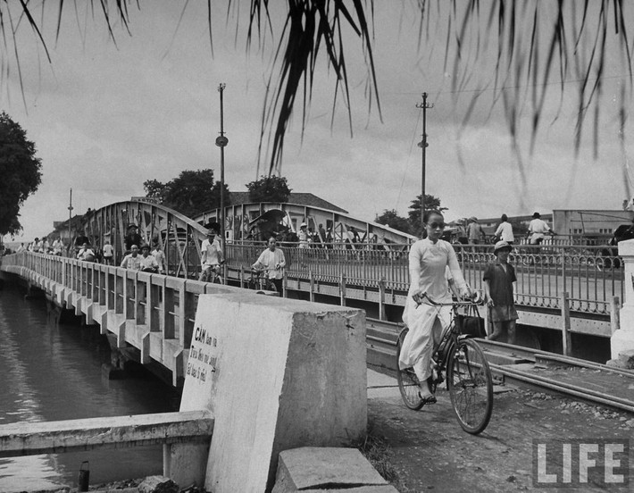 Cầu quay Khánh Hội, một cây cầu độc đáo của Sài Gòn xưa.