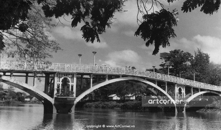 Cầu Thị Nghè phía sau Thảo Cầm Viên Sài Gòn, 1961.