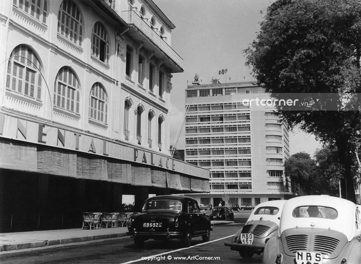 Khách sạn Continental và khách sạn Caravelle trên đường Tự Do (nay là đường Đồng Khởi) Sài Gòn năm 1960. Ảnh: Nguyễn Bá Mậu/ Art Corner.