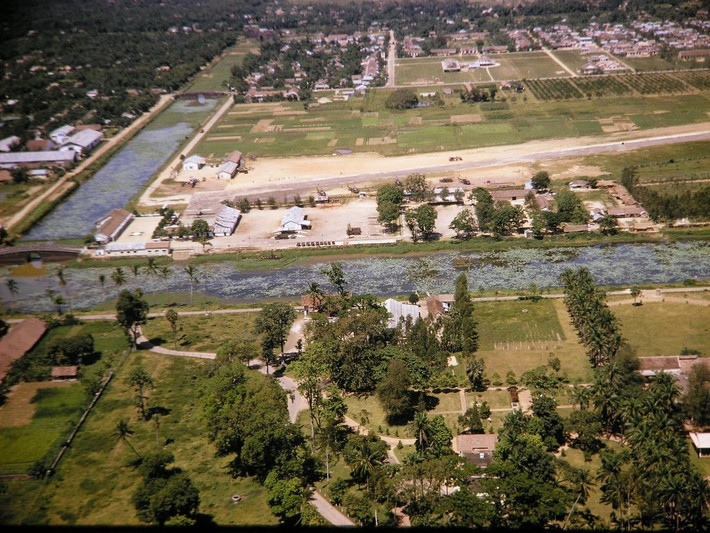 Sây bay Tây Lộc trong Kinh thành, một sân bay dã chiến dùng cho các máy bay thám thính hay hạng nhẹ. Đường băng sân bay này ngày nay là đường La Sơn Phu Tử.