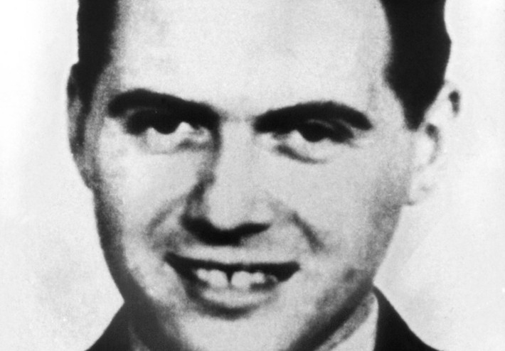Trong giai đoạn thế chiến II, Joseph Mengele - bác sĩ "tử thần" của trại tập trung Auschwitz (Đức Quốc xã) – đã thực hiện hàng loạt cuộc thí nghiệm man rợ trên các cặp song sinh.