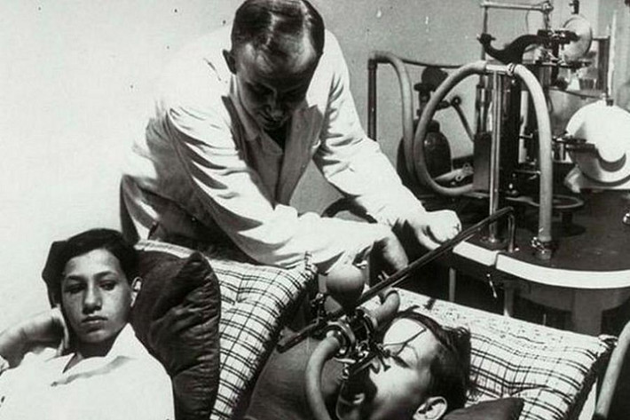 Sau đó, một người trong cặp sinh đôi sẽ phải uống 2 lít thuốc trị táo bón enema trước khi bước vào cuộc kiểm tra đường ruột và moi sống nội tạng mà không sử dụng thuốc gây mê.